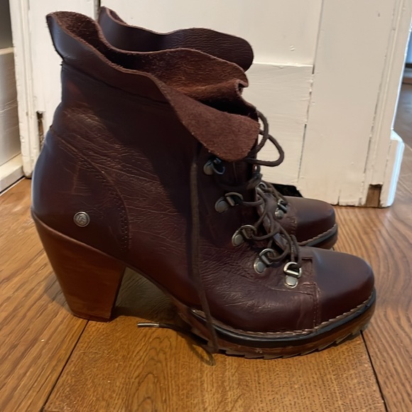 Neosens Size 9 or 9.5 (40 European) ankle boot with chunky 3” heel - Picture 2 of 11